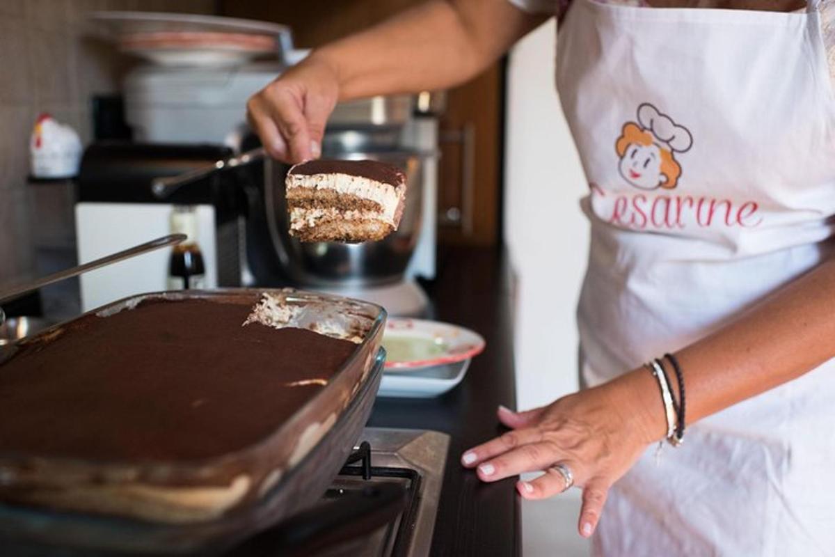une femme préparant un gâteau au chocolat dans une cuisine