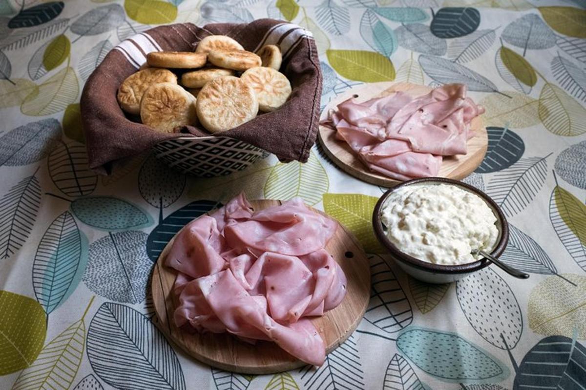 un tavolo con piatti di cibo e una ciotola di salsa