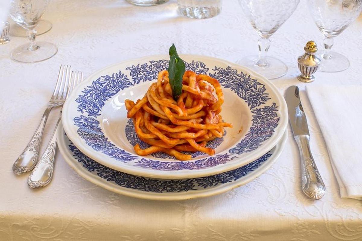 um prato de macarrão sobre uma mesa com talheres