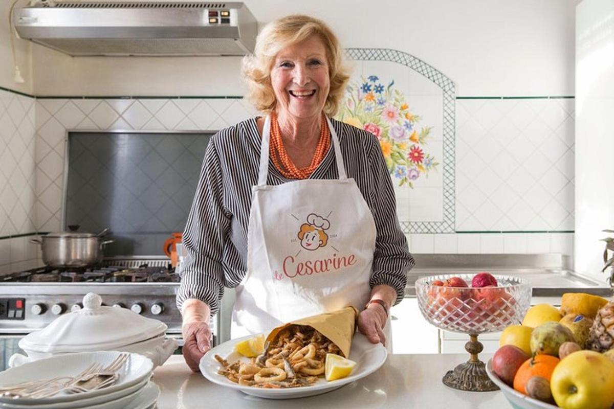 uma mulher segurando um saco de comida na cozinha