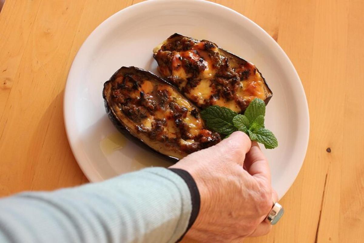 une personne tenant une assiette avec un morceau de nourriture