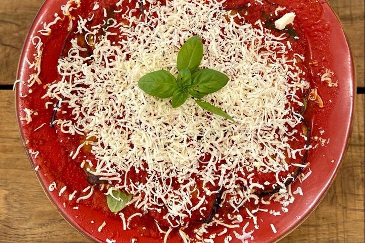 červený tanier pizze so syrom a zeleným listom
