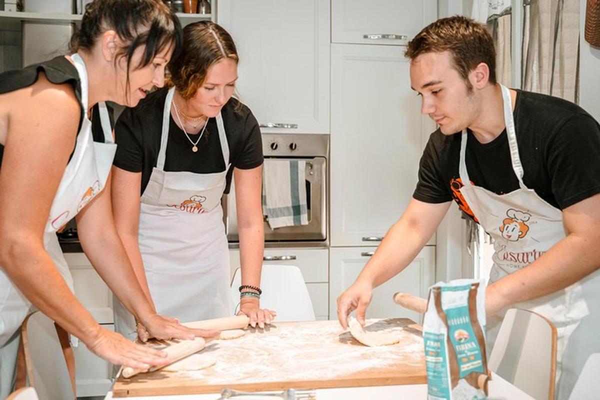 Un grupo de tres personas preparando comida en una cocina.