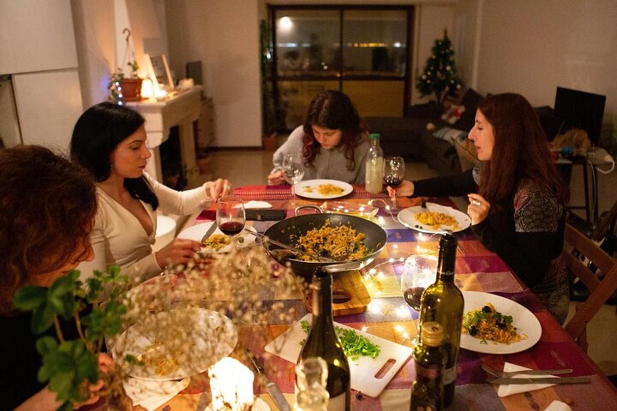 μια ομάδα γυναικών που κάθονται γύρω από ένα τραπέζι τρώγοντας φαγητό
