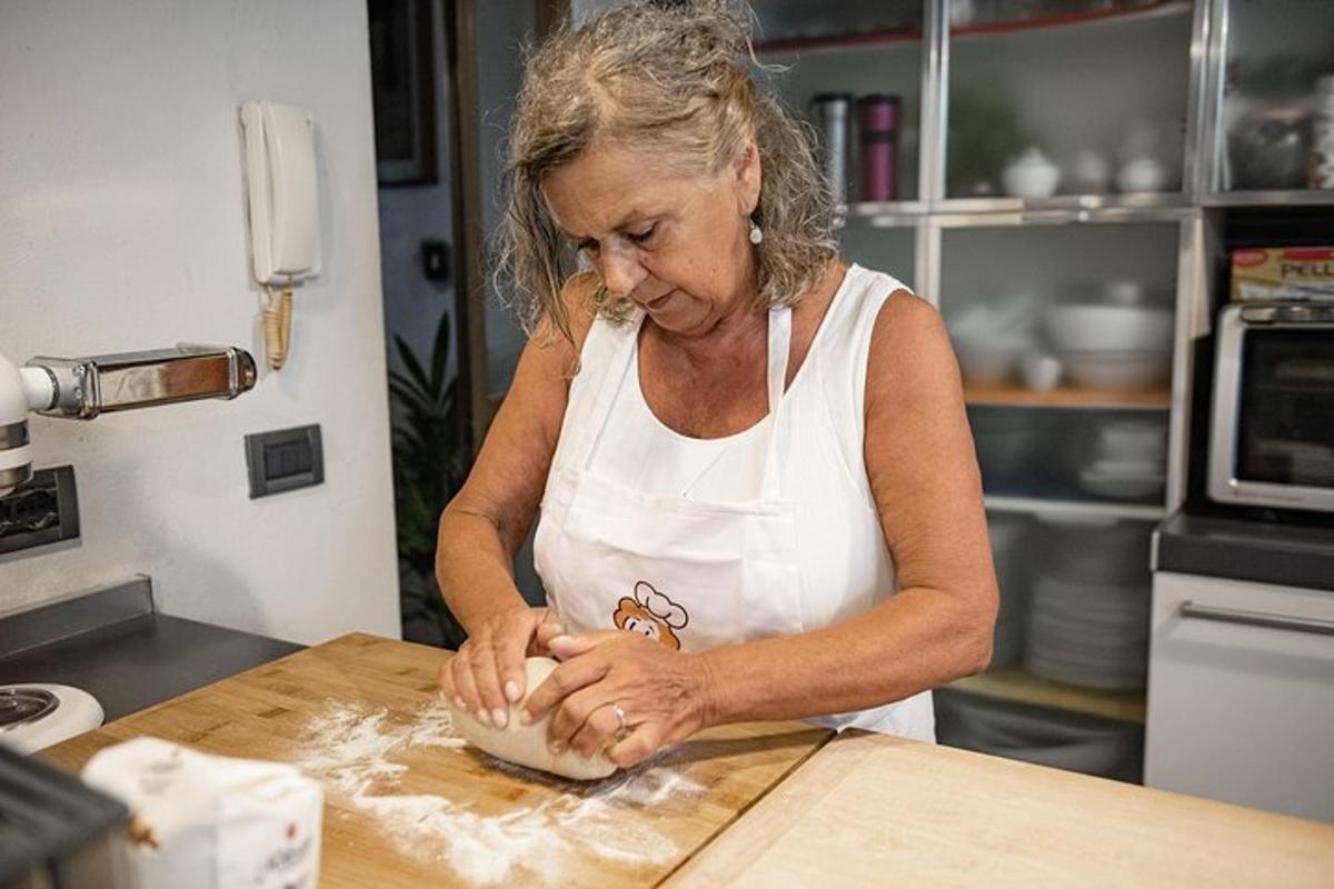 Una mujer en una cocina amasando una masa