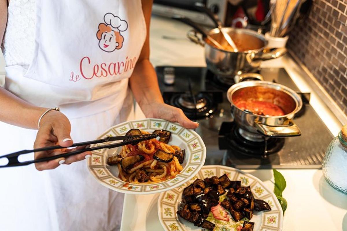 una persona en una cocina sosteniendo un plato de comida
