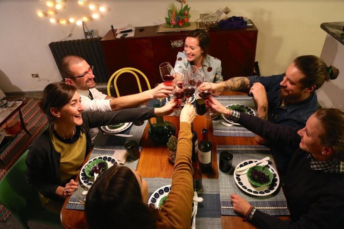 eine Gruppe von Menschen sitzt um einen Tisch und trinkt Wein