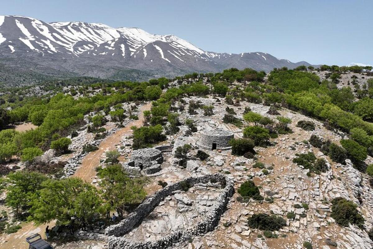 μια εναέρια άποψη ενός βραχώδους λόφου με ένα βουνό