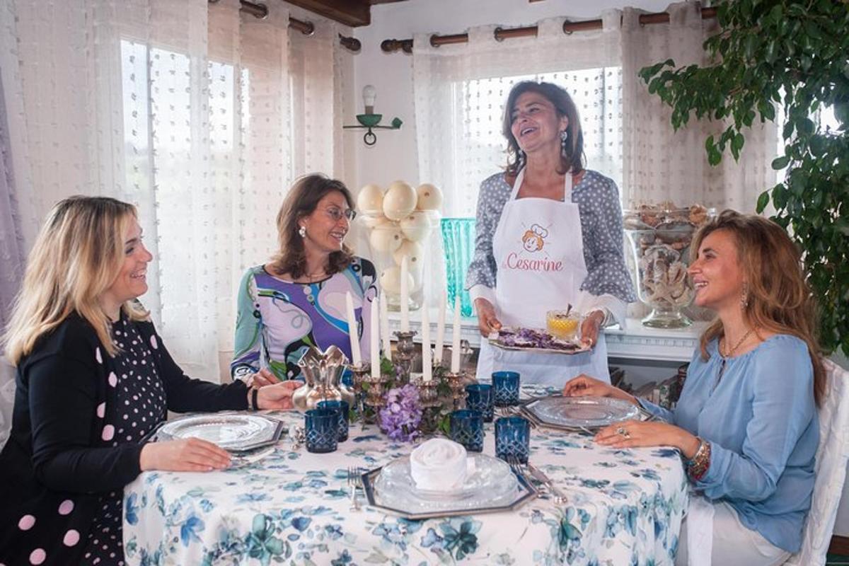 un grupo de mujeres sentadas alrededor de una mesa