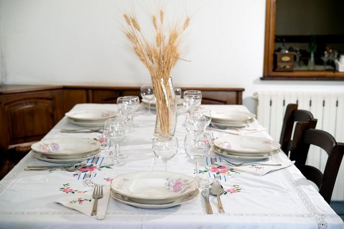 ein Tisch mit Tellern und Gläsern und Blumen darauf