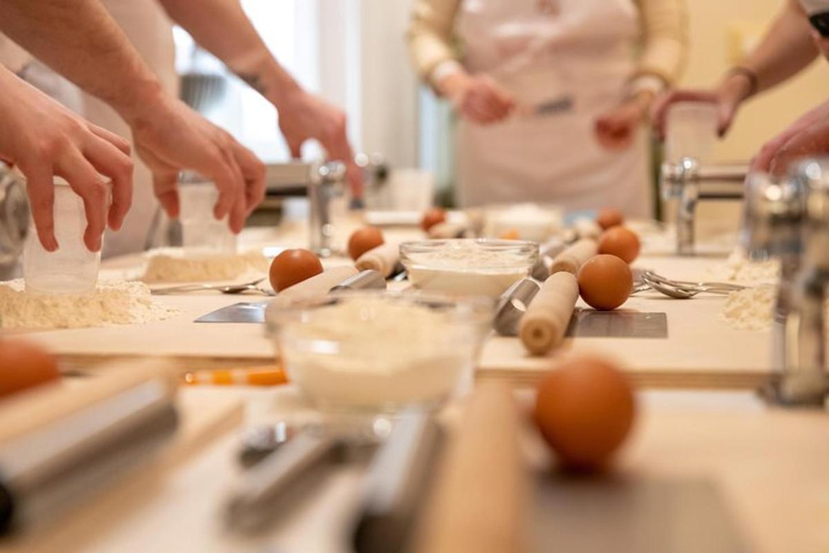 een groep mensen die eten op een tafel bereiden