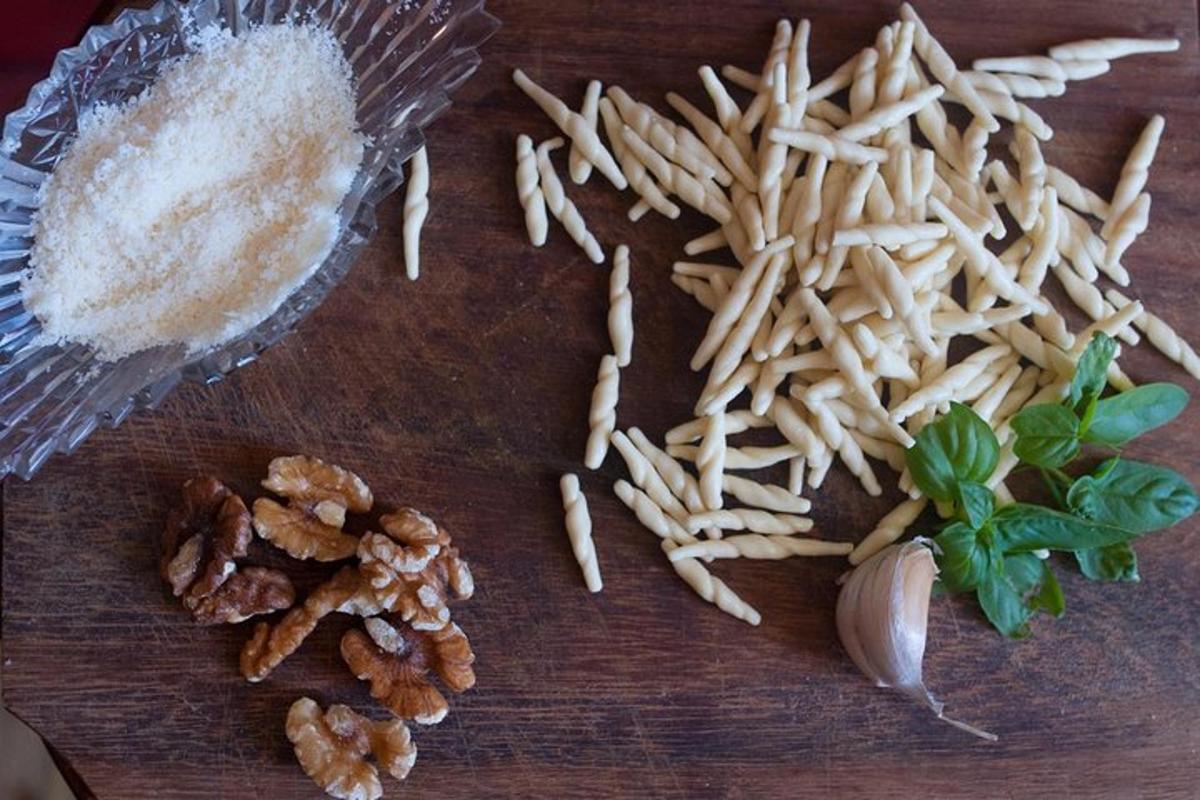 una pila di patatine fritte su un tavolo di legno