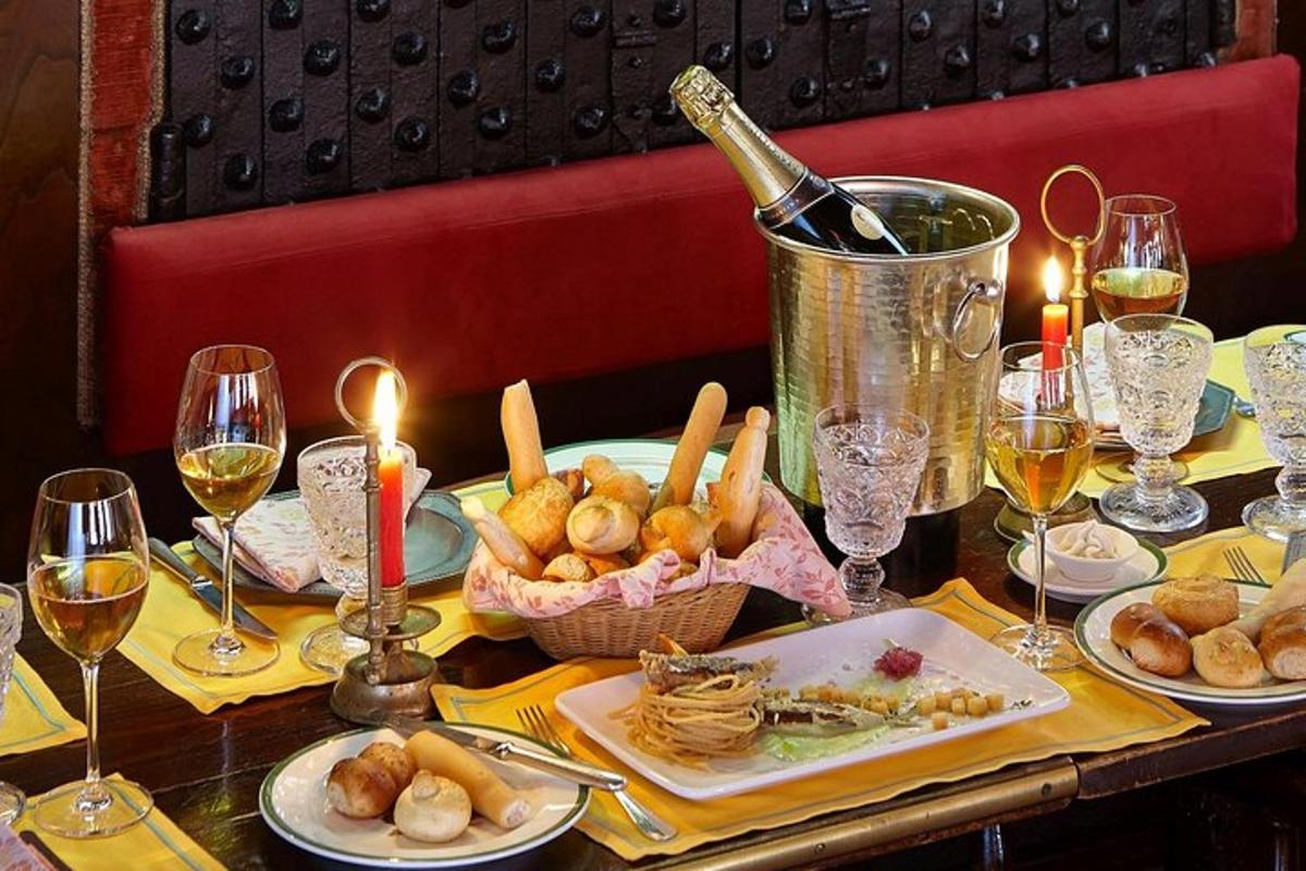 miza s steklenico vina in krožniki hrane