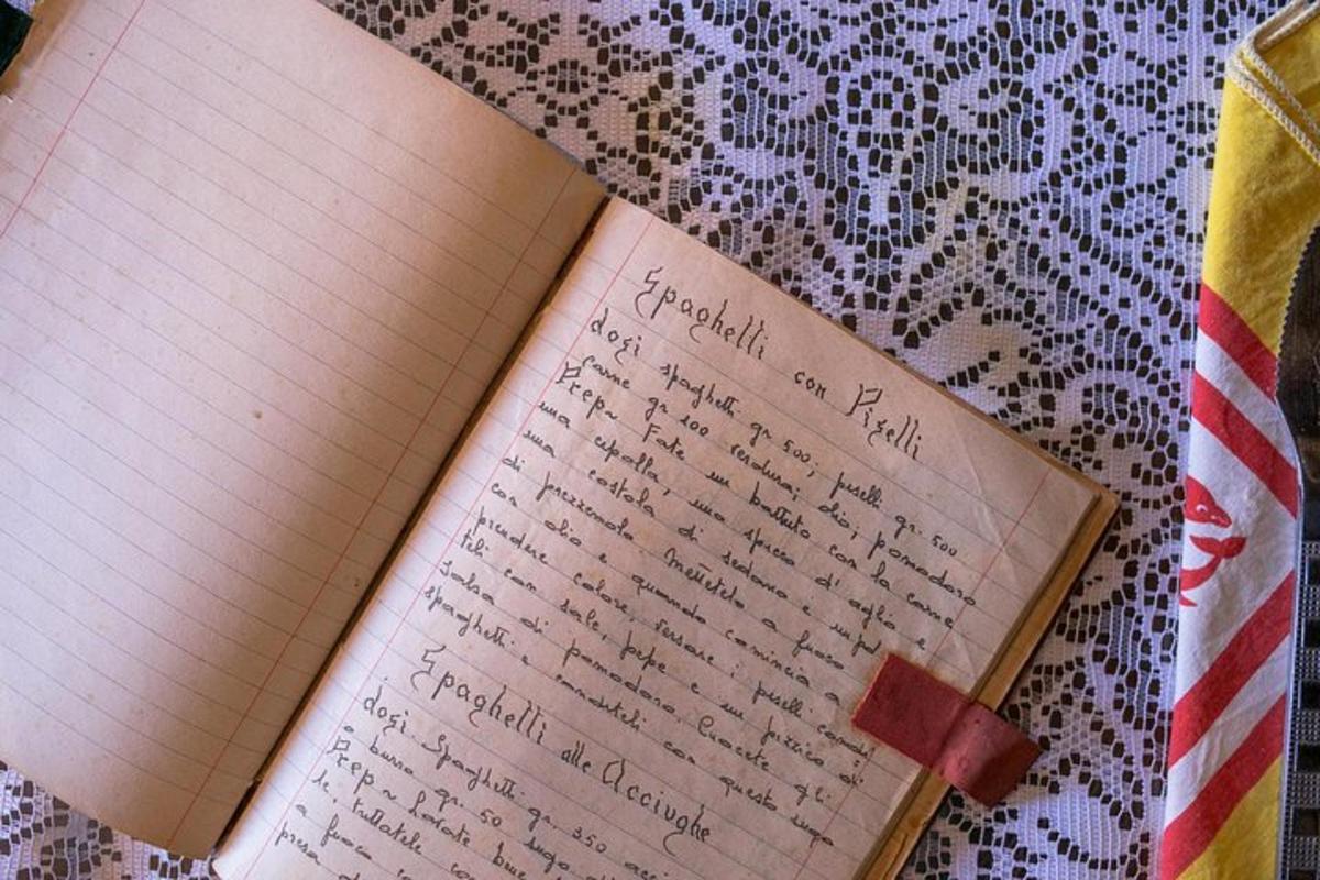 ein offenes Buch mit Handschrift darauf auf einem Tisch