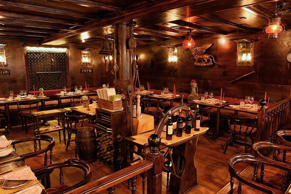 restavracija z mizami in stoli v sobi