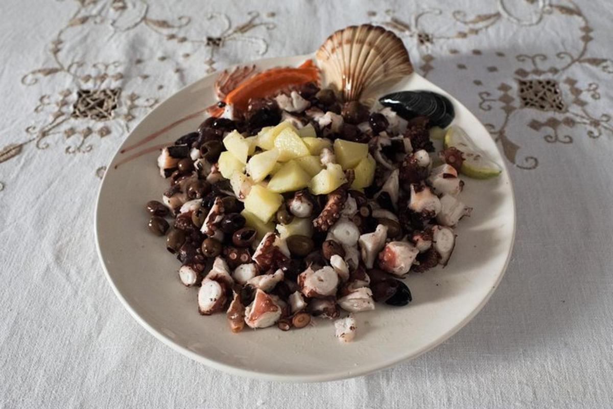 ein Teller mit Essen mit schwarzen Bohnen und Obst