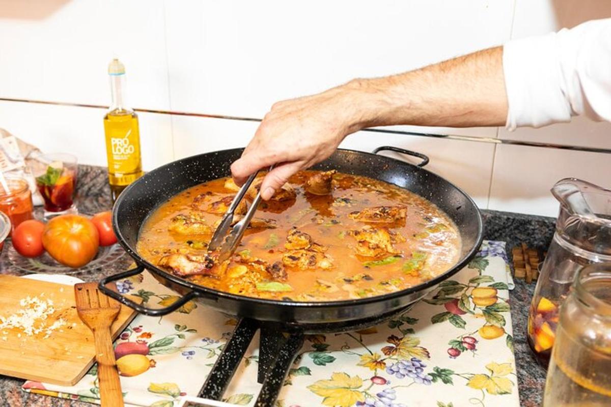 Maður hrærir í mat í potti á eldavél