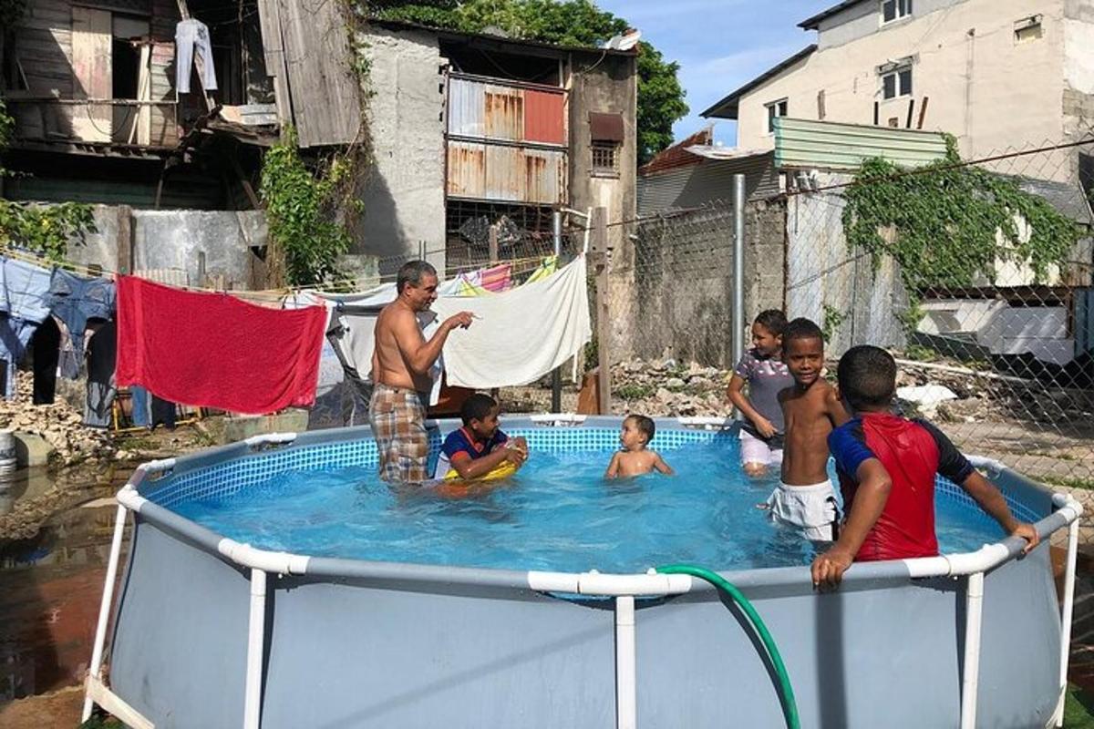 un grup de persones en una piscina