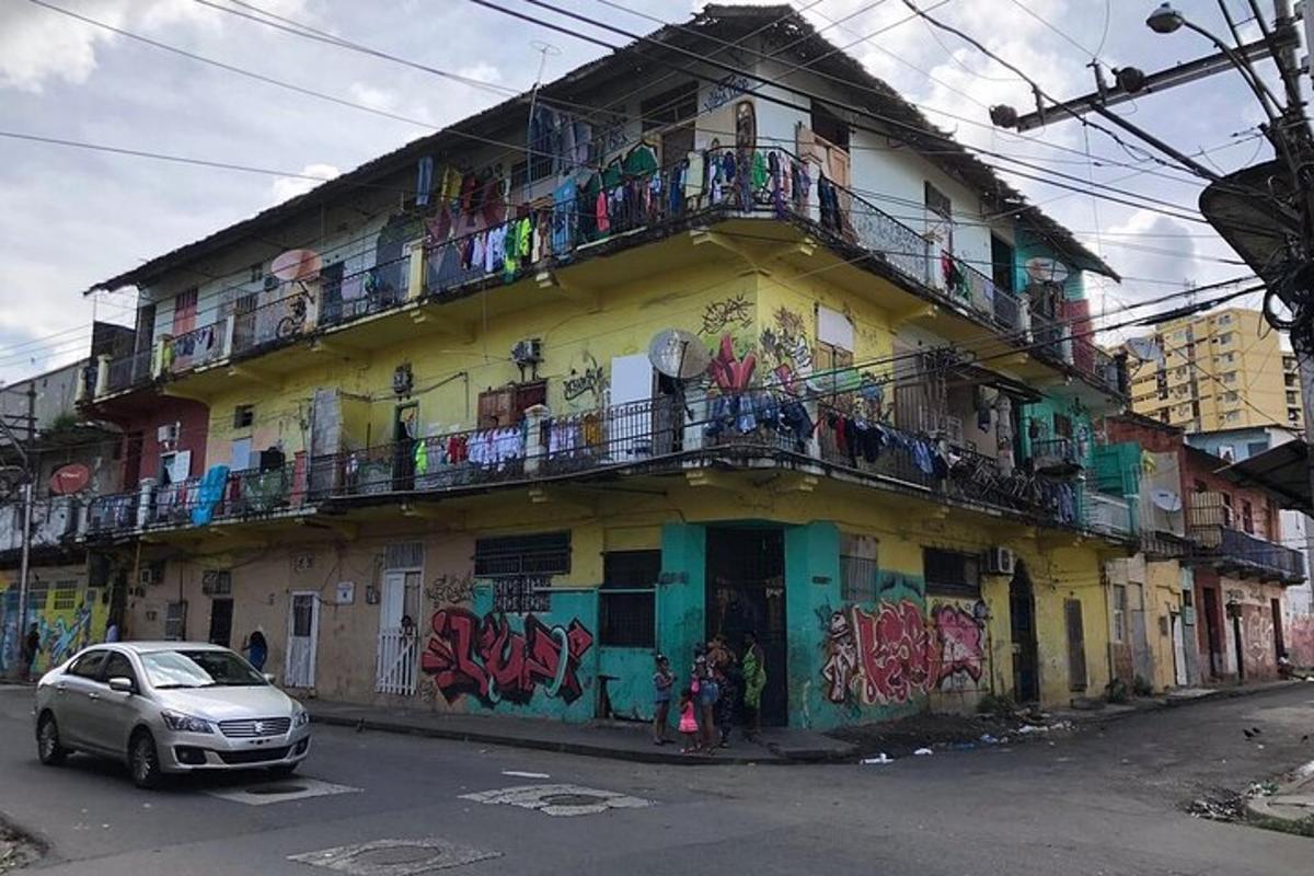 sebuah bangunan kuning dengan graffiti di sisinya