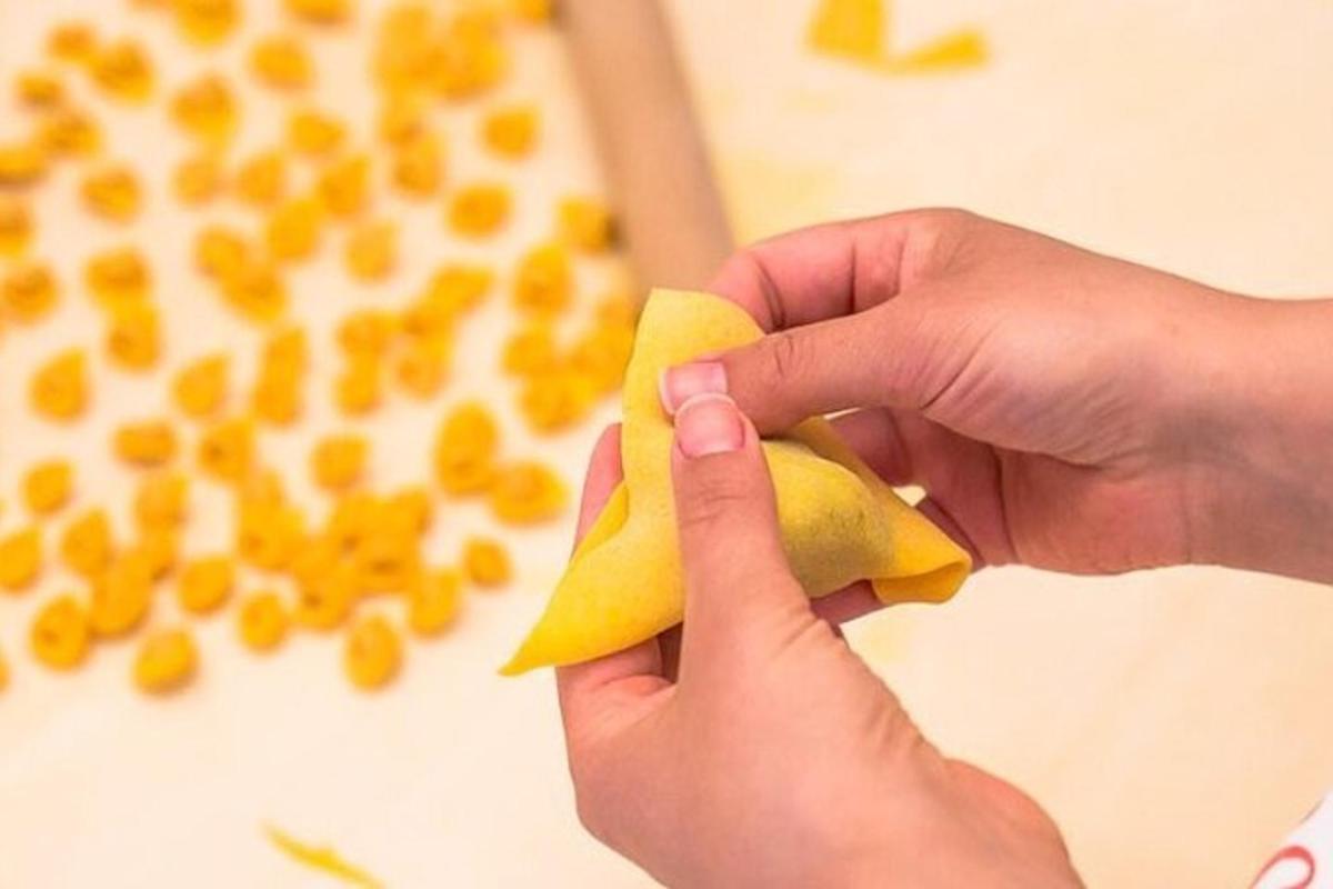 egy személy egy hámozott sárga banánt tart