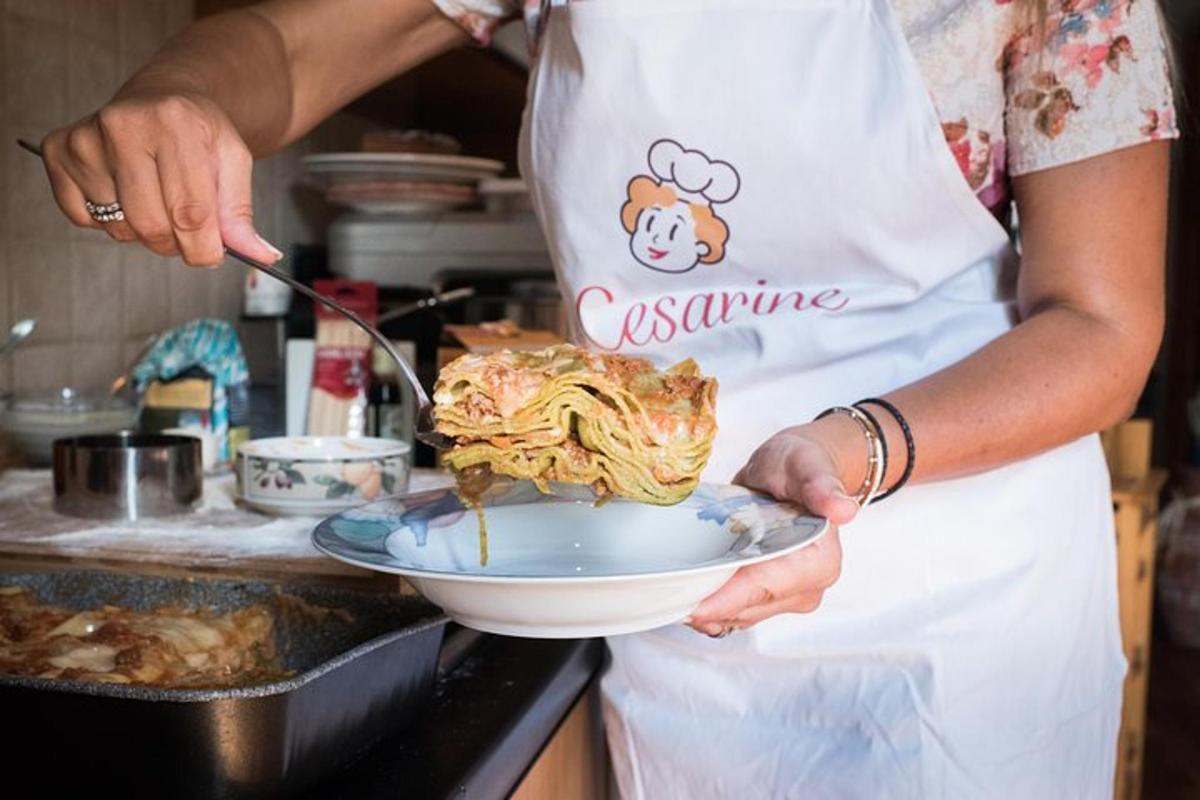 seorang wanita di dapur memegang pinggan makanan