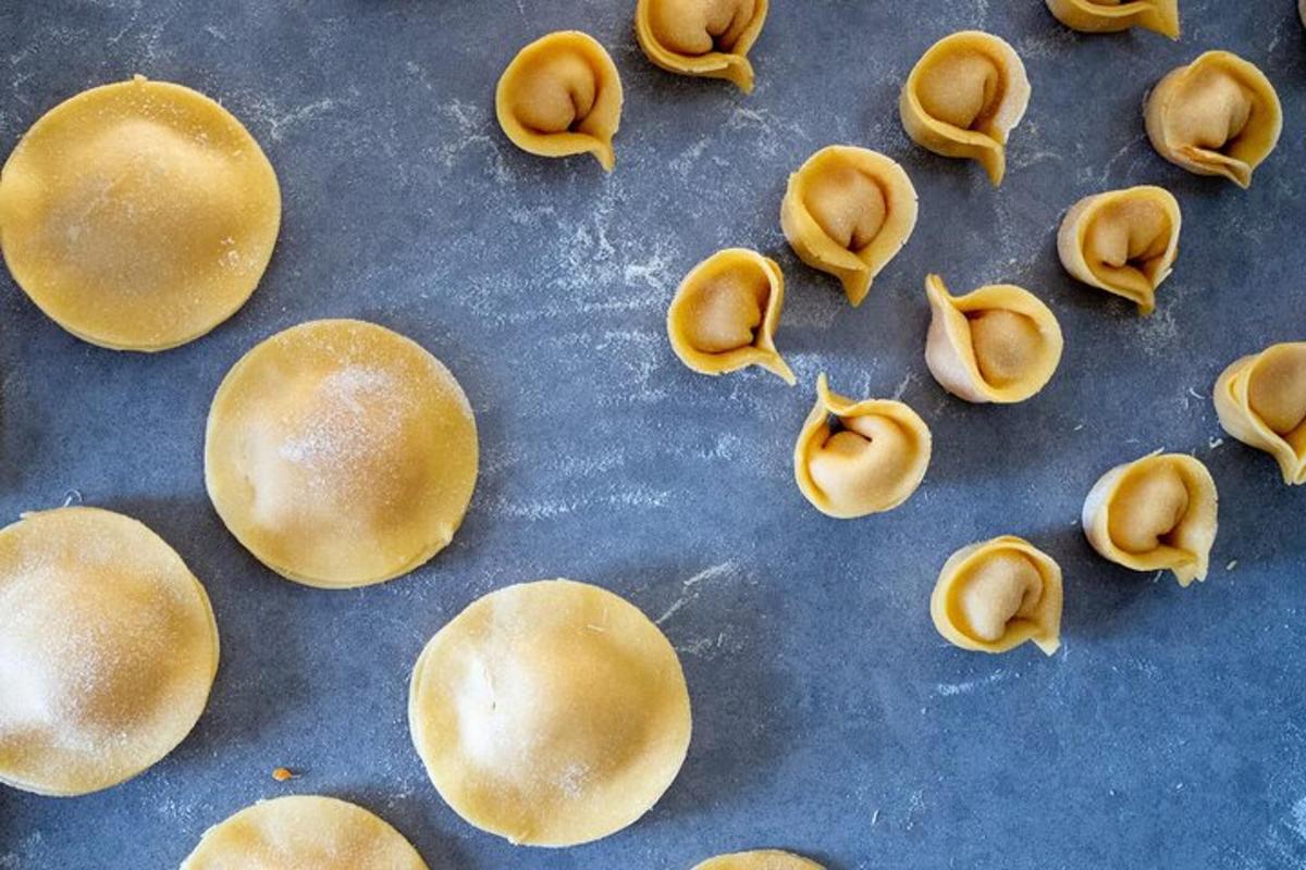 loyang kue dengan jamur yang dilapisi selai kacang di atasnya