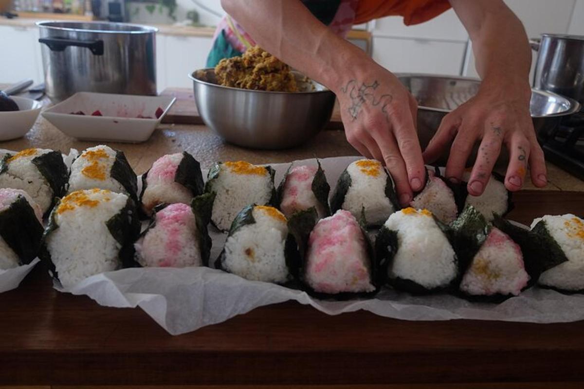uma pessoa está preparando sushi em uma tábua de corte