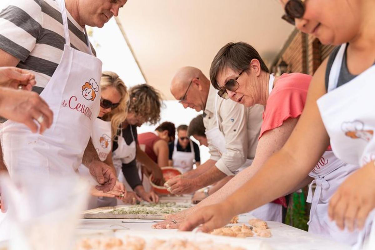 un gruppo di persone in piedi attorno a un tavolo che prepara il cibo