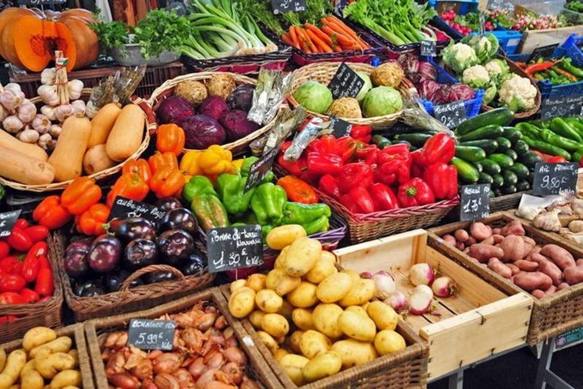 عرض الفواكه والخضروات في سلال في السوق