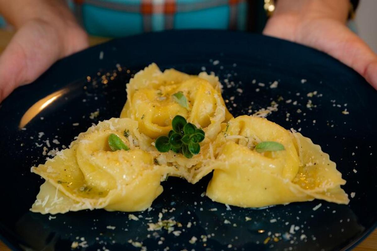sepiring makanan hitam dengan pasta di atasnya