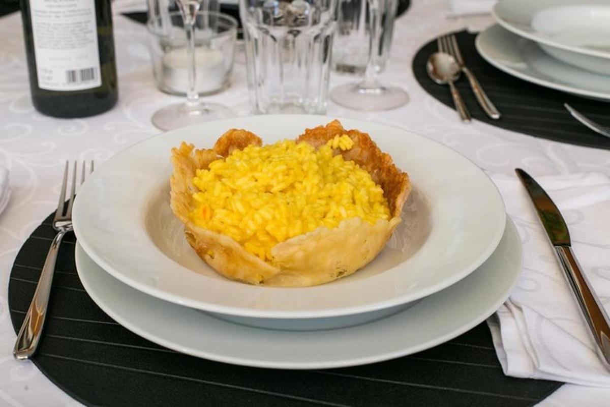 un piatto bianco con una torta su un tavolo