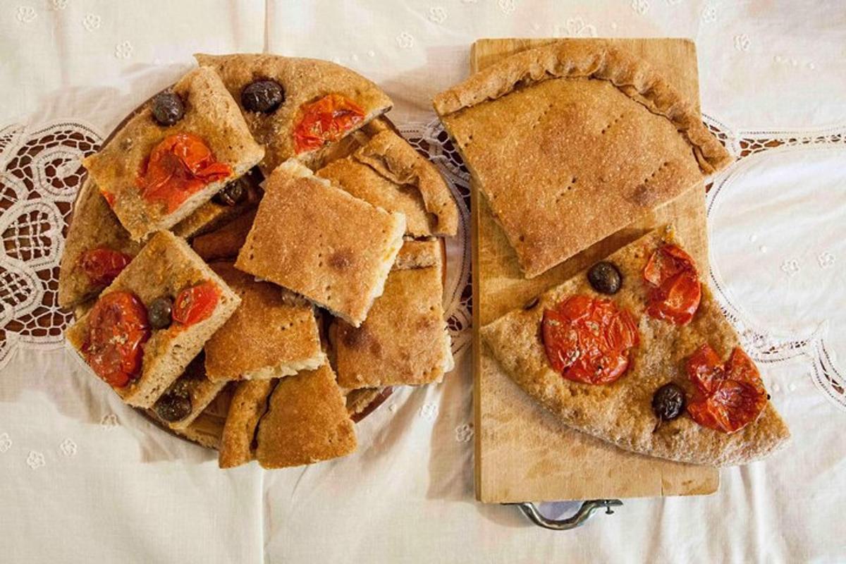 Un plato de comida con pizza y galletas en una mesa.