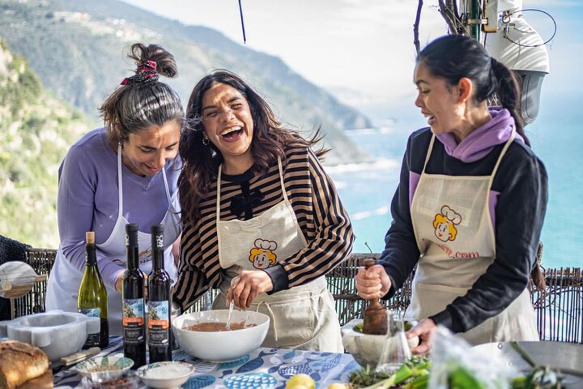 un gruppo di tre donne che preparano il cibo a un tavolo