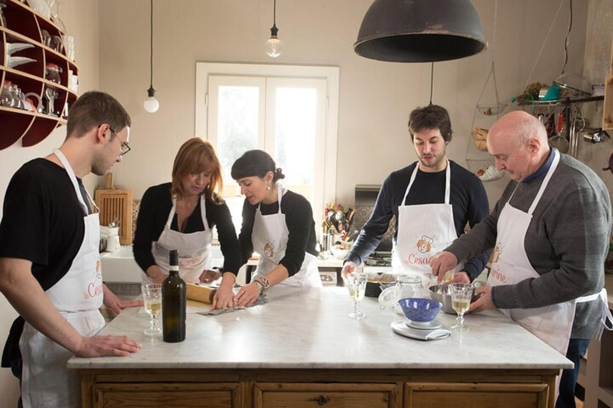 un gruppo di persone in cucina che preparano il cibo