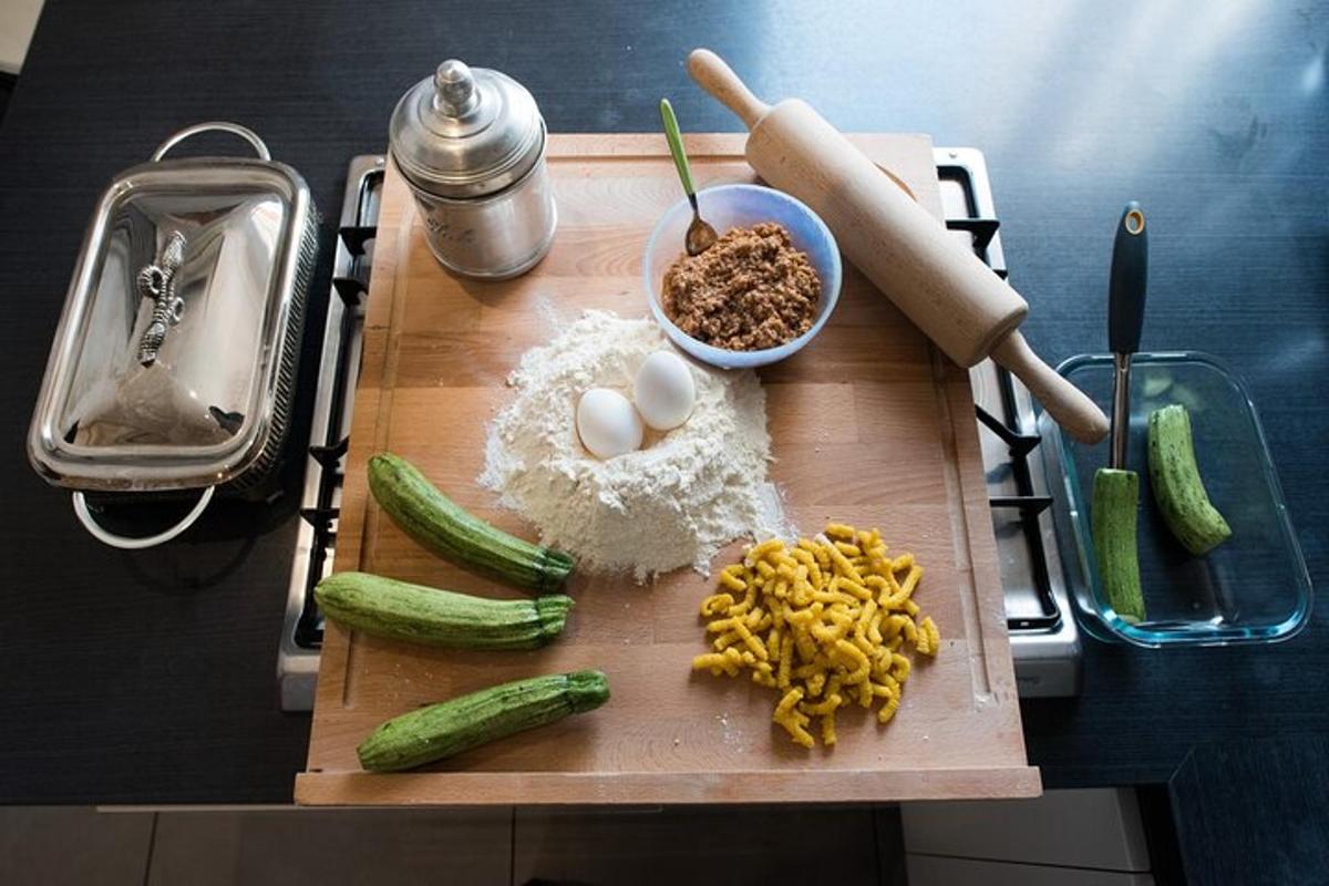 skurðarbretti með eggjum og grænmeti á borði