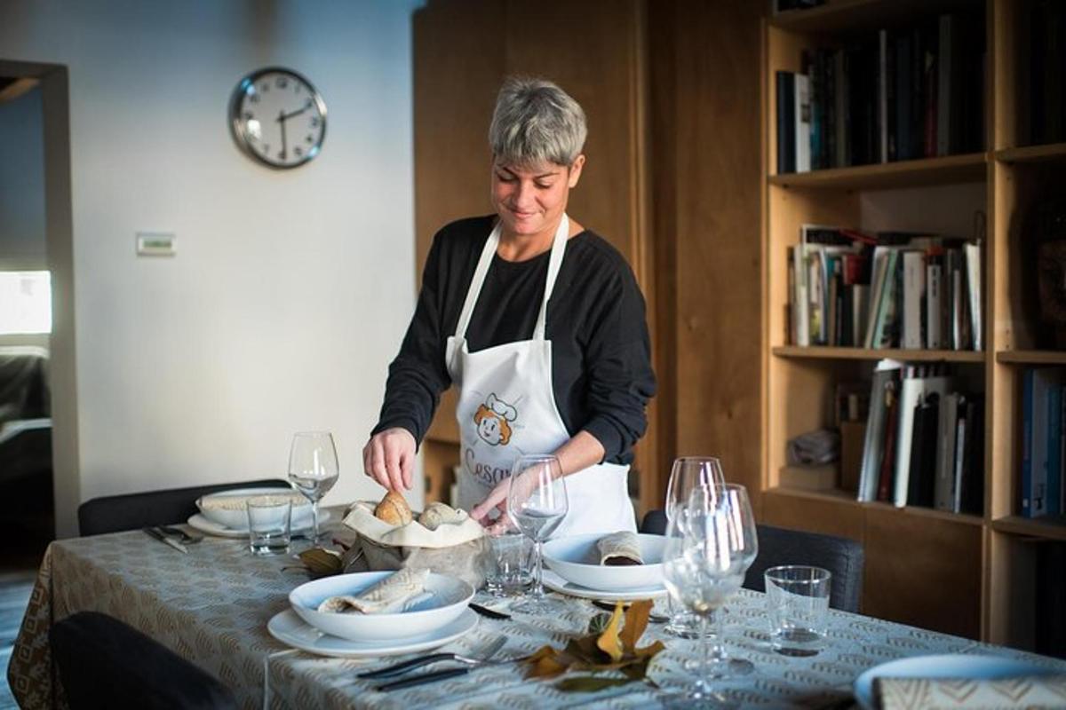 en mann i et forkle som tilbereder mat på et bord