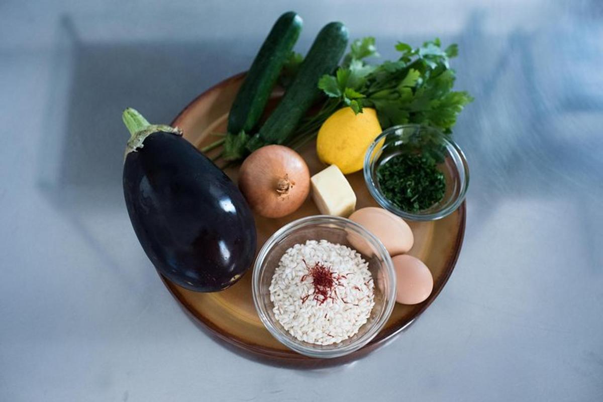 un piatto di cibo con verdure e altri ingredienti