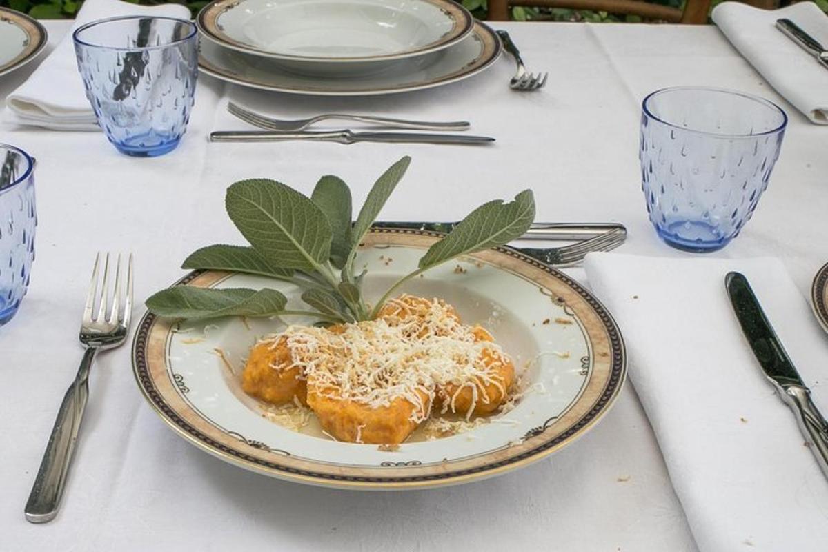 un plat de menjar amb formatge a la taula