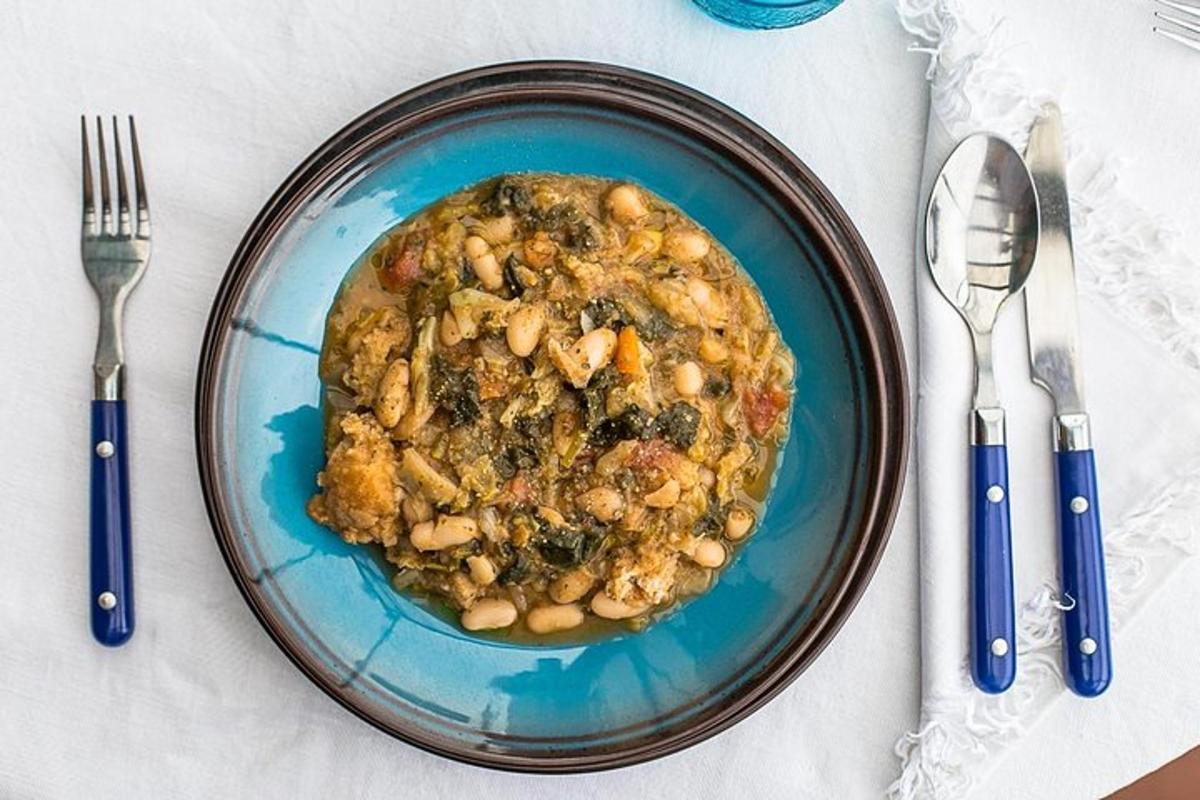 un plat blau de menjar sobre una taula amb coberts