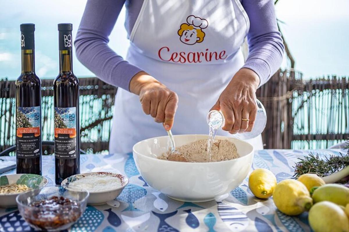 una persona sta mescolando il cibo in una ciotola su un tavolo