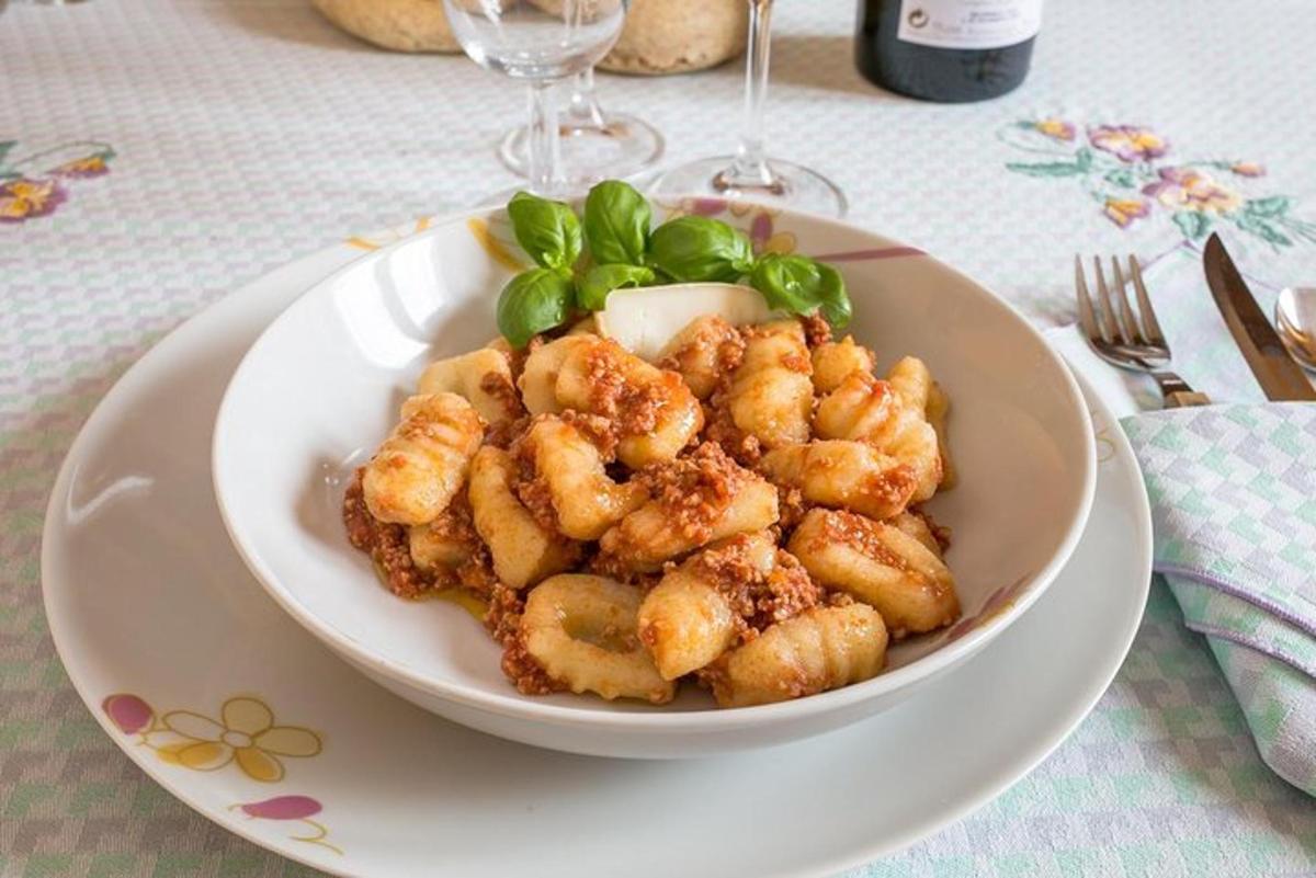 un plat de menjar amb gambes i verdures a la taula