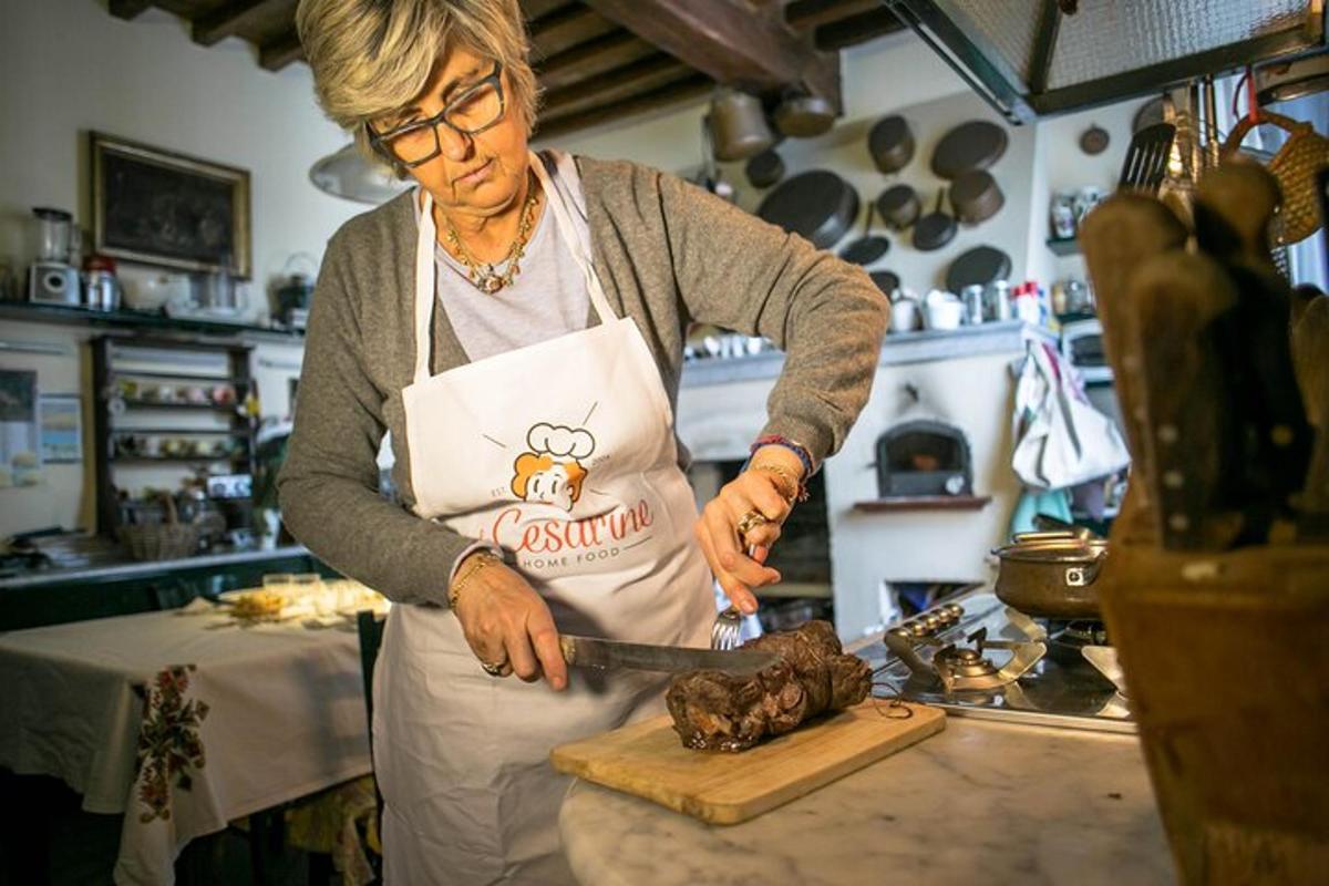 žena v kuchyni připravuje jídlo na prkénku