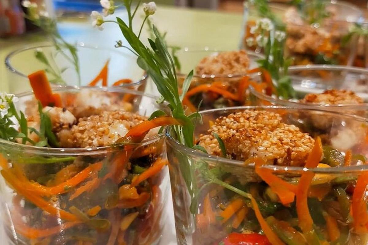 μια ομάδα από πλαστικά ποτήρια γεμάτα με λαχανικά σε ένα τραπέζι