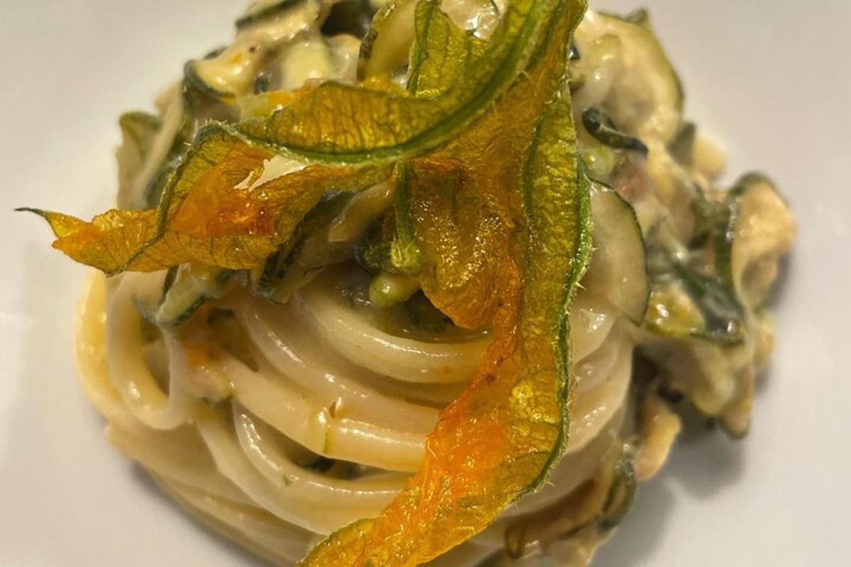 un piatto di pasta con sopra le foglie