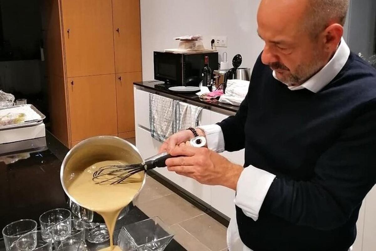um homem em uma cozinha preparando comida com um batedor