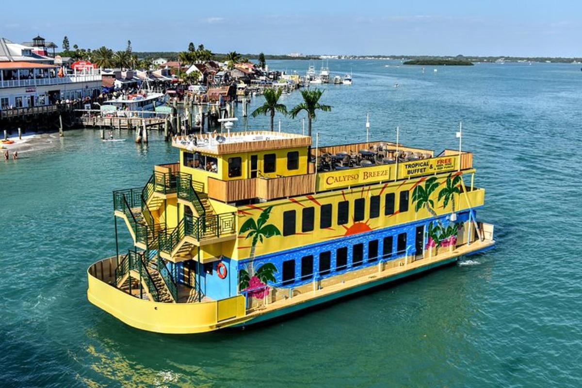 un barco amarillo en el agua junto a un muelle