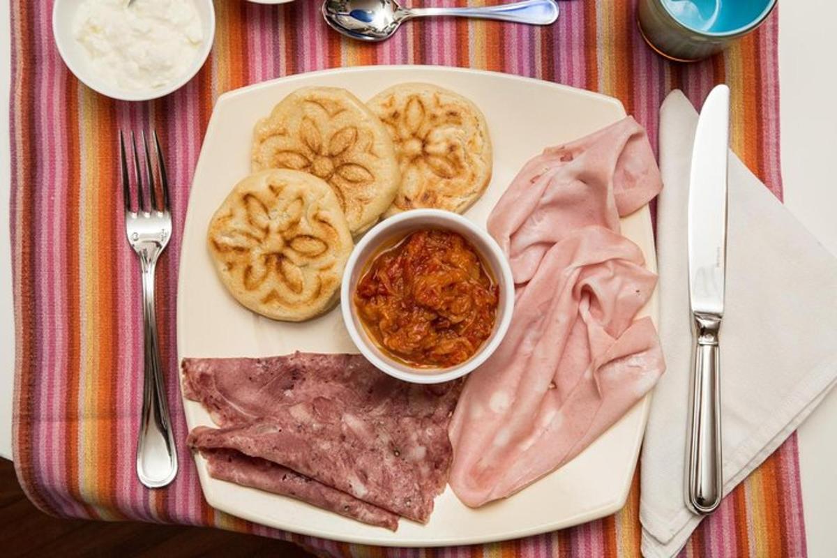 un piatto di cibo con carne e pretzel su un tavolo