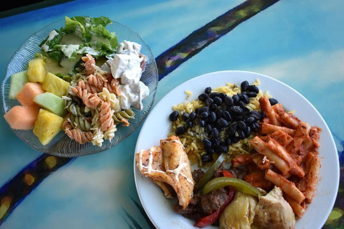 dos platos de comida encima de una mesa
