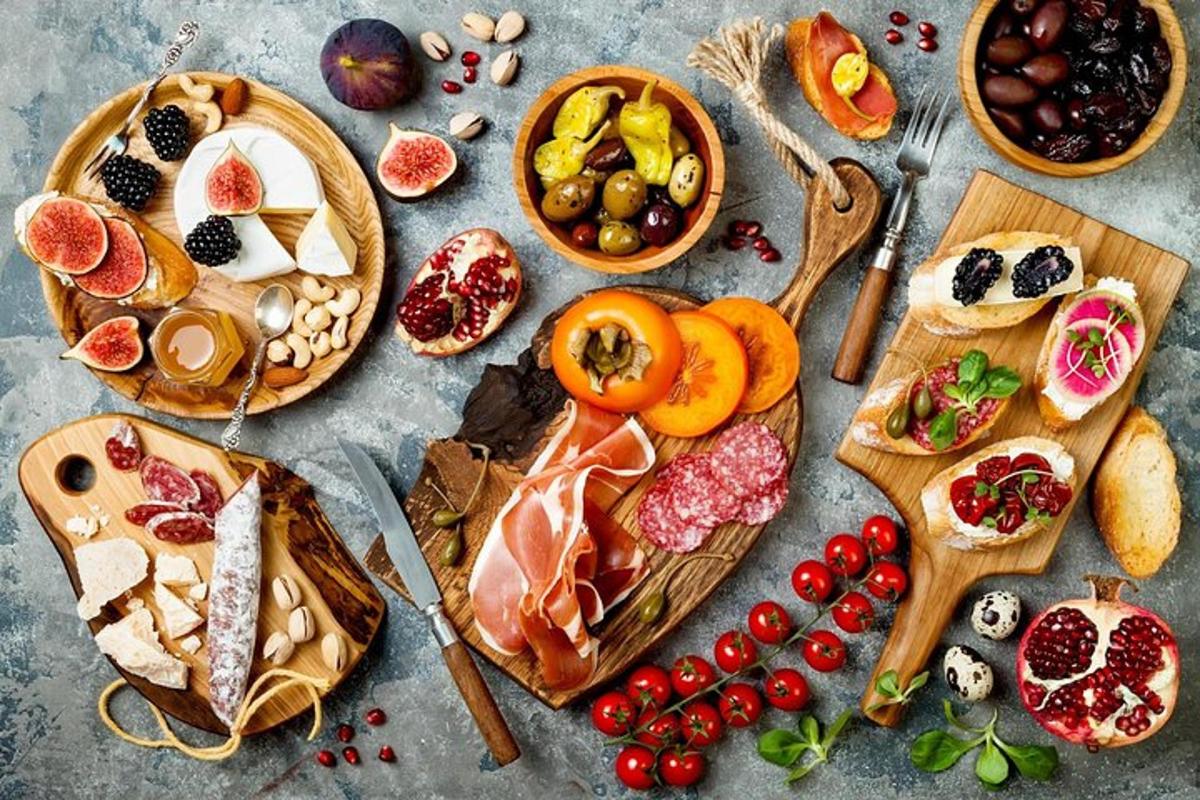 một loạt các loại thức ăn khác nhau trên bàn