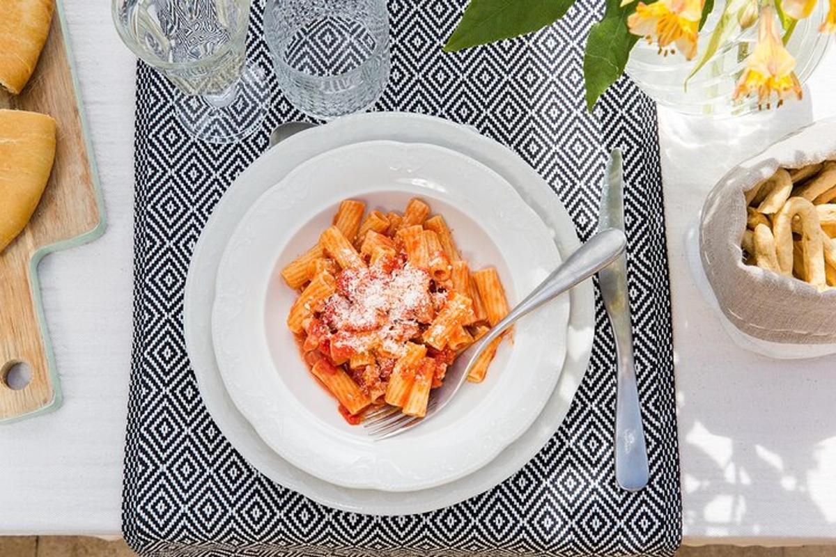 un plat de pasta sobre una taula amb una forquilla
